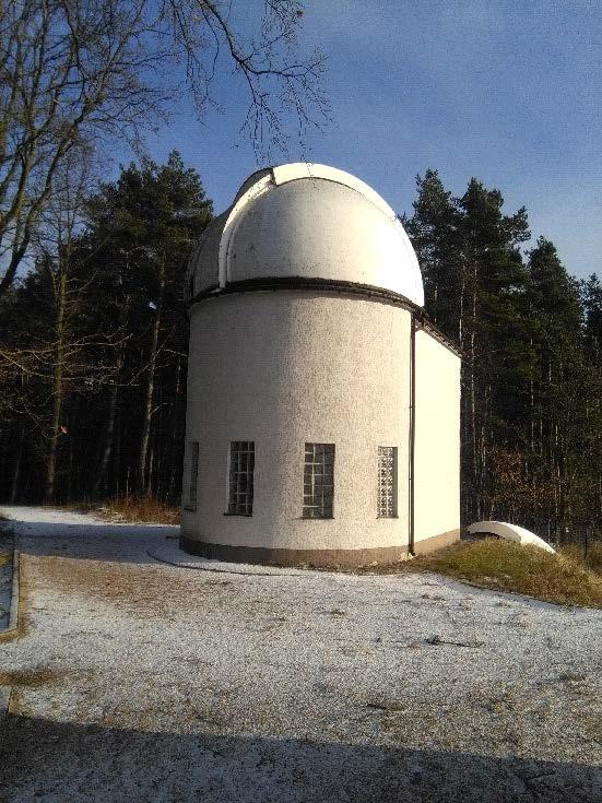 umieszczono 30 cm teleskop newtonowski dr Kazimierza Kordylewskiego, słynnego krakowskiego astronoma, który odkrył metodą wizualną dwa pyłowe księżyce Ziemi.