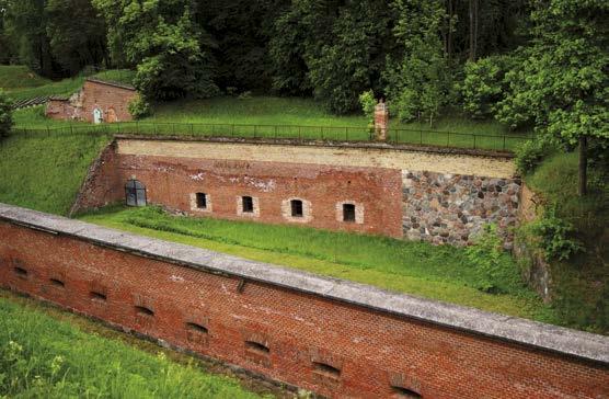 the area of the Hermann outpost. In 1992, an open-air theatre for 3000 spectators was built partly in the moat and partly in the place where a ravelin was once located.