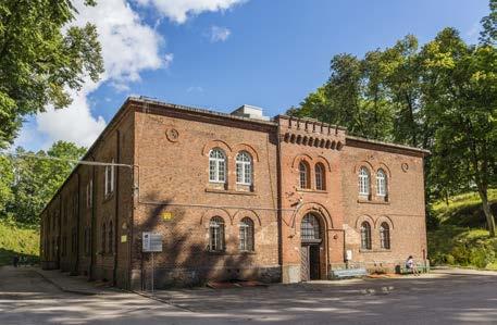 After passing the second postern, you will enter the Giżycko Gate courtyard, where the ticket office is located, along with a plan of the fortress and a souvenir shop.