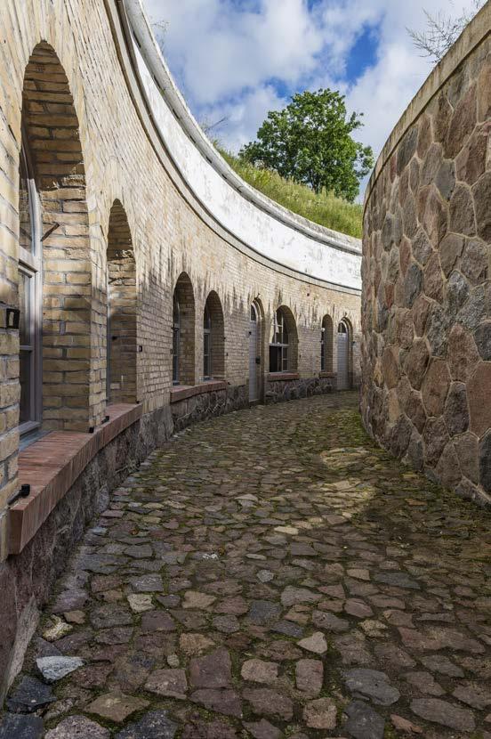 On your way back to the maidan you will walk along granaries and enter the central courtyard, from which soil for the construction of the ramparts and embankments was excavated at the beginning of