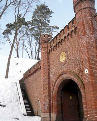 6 W 1842 r. król Fryderyk Wilhelm IV zatwierdził plan budowy twierdzy według projektu generała von Astera, zakładającego powstanie fortyfikacji zdolnej pomieścić 2 500 żołnierzy.