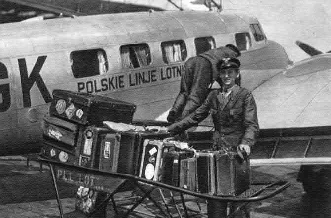 Już wkrótce jednak zdano sobie sprawę, że jeśli transport lotniczy ma się rozwijać, potrzebne są stałe lotniska wyposażone w infrastrukturę nie tylko dla samolotów, ale także dla pasażerów.