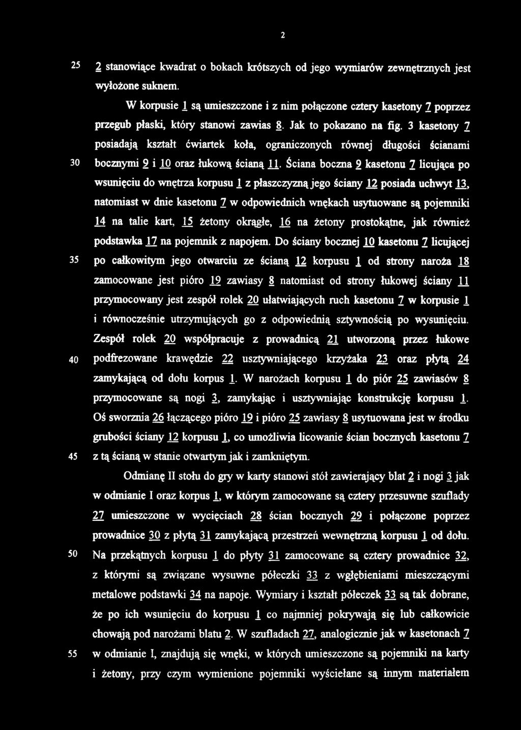 2 stanowiące kwadrat o bokach krótszych od jego wymiarów zewnętrznych jest wyłożone suknem.