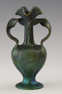 kamionka, eosyna, technika Tiffany ego, Janus Pannonius Vase with ribbon handles,