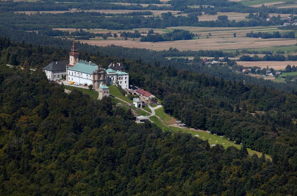 Święty Krzyż pobenedyktyński zespół klasztorny oraz przedchrześcijańskie obwałowania kamienne na Łysej Górze Wartość zabytku Klasztor benedyktynów na Świętym Krzyżu jest zabytkiem o szczególnym