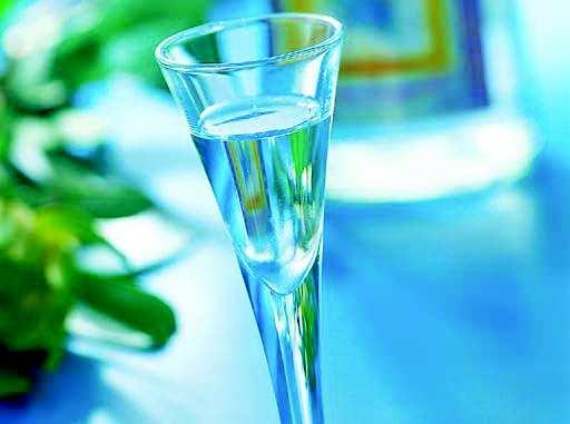 rezentujemy szk lank i i k ieliszk i prze - P znaczone do ser wowania alkoholi w y- sokoprocentow ych i lik ierów.
