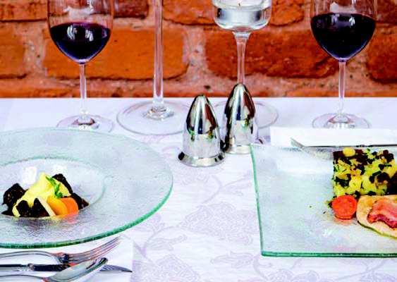 Współczesny restaurator może korzystać w tym zakresie z wielu różnych tworzyw: porcelany, szkła