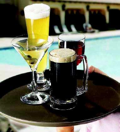 Grube szk ło z charakter ystycznym dla linii Casablanca r yflem to doskonały w ybór prz y do podlewanych winem biesiadach w k arczmach i restauracjach zamkow ych cz y pała- Kieliszek na nóżce z