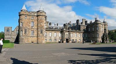 szczęścia, oraz utrzymana w błękitnej tonacji Galeria Południowa (South Gallery). Pałac Holyrood w Edynburgu jest rezydencją monarchów brytyjskich w Szkocji.