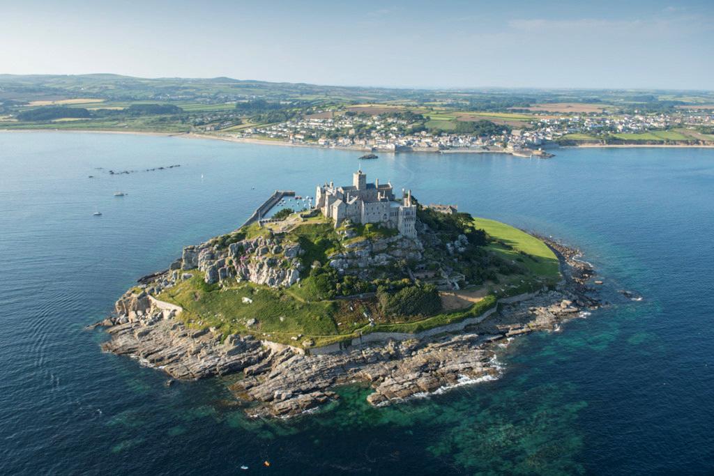 zwiedzających to w duŝej mierze zasługa jego niezwykłego połoŝenia. Dunnottar Castle wznosi się bowiem na stromym cyplu, z którego rozciągają się wspaniałe widoki.