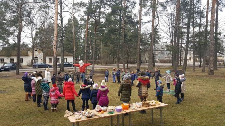 Na początku uroczystości, Ewelina Drabato, przedstawiciel samorządu uczniowskiego, powitała zebranych na sali uczniów oraz zapoznała dzieci z