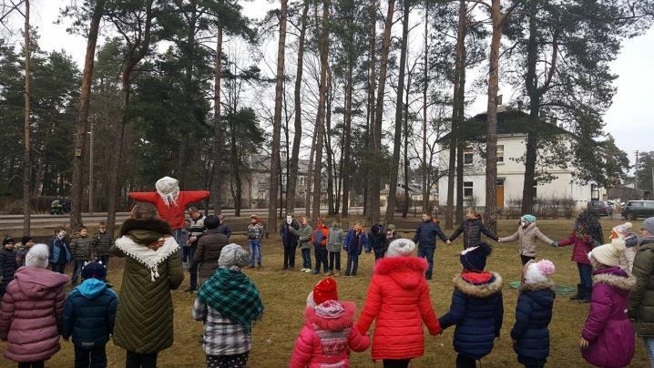 syty. Przysmaków wystarczyło dla wszystkich. Kolejną częścią programu było ognisko oraz symboliczne,,wypędzenie zimy poprzez spalenie Marzanny.