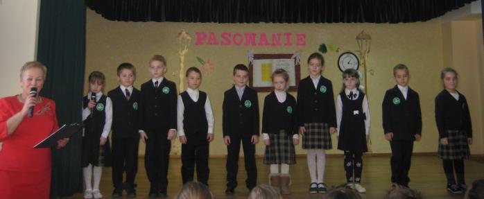 2.4 Pasowanie na ucznia klasy I Mając za sobą pół roku ciężkiej umysłowej pracy, przyszedł nareszcie czas przedstawić wyniki