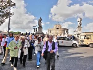 Noclegi dla dużych grup zorganizowanych Grupa pielgrzymów w Rzymie Dobry nocleg dla grupy turystycznej to przede wszystkim porządny obiekt hotelowy, obfity posiłek, miła obsługa i niewygórowana cena
