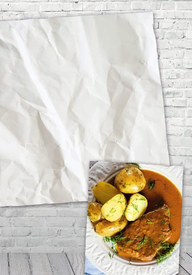 DUSZONE MIESO Z ZIEMNIAKAMI I KOPERKIEM 1 kg wołowiny 2 cebule 2 ząbki czosnku 1 kostka bulionu wołowego Vegeta 500 ml wody 2 marchewki świeży koperek Vegeta