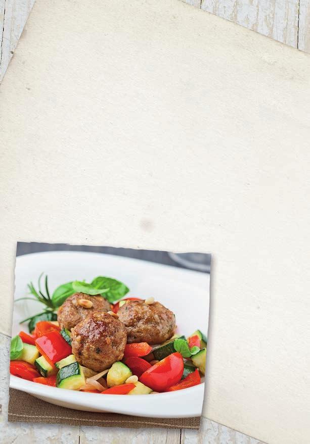 500 g mielonego mięsa drobiowego lub wieprzowego cebula 2 ząbki czosnku 1 łyżeczka Vegety z majerankiem czerwona papryka cukinia pomidor ogórek KLOPSY Z MIELONEGO MIESA Z WARZYWAMI kostka