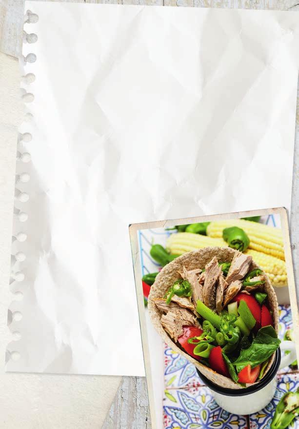 BURRITO Z WIEPRZOWINA I WARZYWAMI 2 tortille pszenne lub razowe 2 plastry schabu 1 łyżeczka Vegety do mięs 1 pomidor ½ czerwonej papryki 2 garście świeżego szpinaku baby 3 łyżki cebuli dymki 3