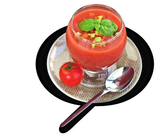 Gazpacho 1 papryka czerwona i żółta, 1/2 ogórek sałatkowy, 3 pomidory, 1/2 cebuli, 1/2 ząbka czosnku, 2 kromki białego chleba, 250 ml soku pomidorowego, 25 ml soku cytrynowego, 1/2 łyżki proszku z