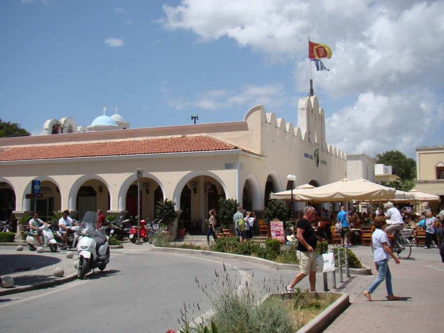 Miasto i port Bodrum ma stałe i częste połączenia morskie z wyspą Kos, doskonale widoczną z tureckiego brzegu.