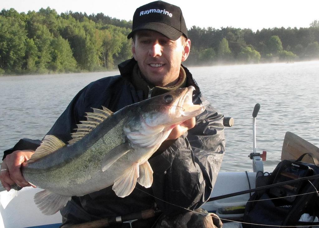 Echosonda RAYMARINE Dragonfly 6 Na początku roku 2015 stałem się posiadaczem echosondy Dragonfly serii 6. Jest to echo amerykańskiej firmy Raymarine.