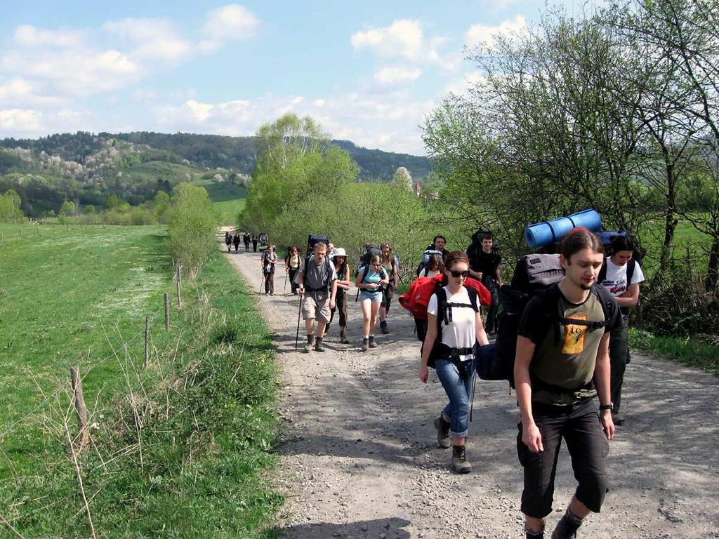 go zignorować ot tak! Tu zatrzymaliśmy się na dłuŝej by popodziwiać bieszczadzką wiosnę. Zielono-brunatno-białe lasy na zboczach Moklika dawały niesamowity efekt.