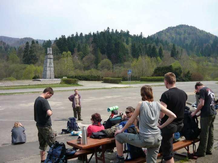 Dzień trzeci rozpoczął się leniwym oczekiwaniem na autobus, którym chcieliśmy podjechać do Czarnej.