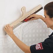 Narzędzia: nóż segmentowy lub nóż do tapet, szyna do odcinania krawędzi Z reguły powyżej bordiury przykleja się na zakładkę inny wzór.