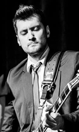 Współpracuje z licznymi składami muzycznymi, poruszając się w stylistykach funky-pop-jazz. MACIEJ NIEĆ gitara basowa, wokal Absolwent Akademii Muzycznej w Katowicach.