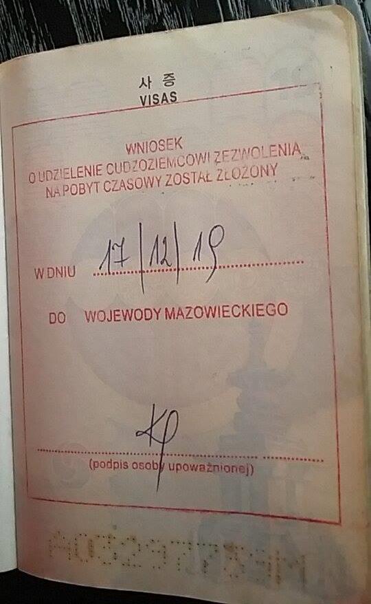 Stempel wbity w paszport cudzoziemca przez urząd wojewódzki oznacza, że cudzoziemiec jest w trakcie oczekiwania na wydanie zezwolenia na pobyt w Polsce.