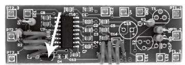 Dioda pojemnościowa D1 Teraz przylutuj kondensator elektrolitowy C15 (100 µf). Przestrzegaj kierunku instalacji.