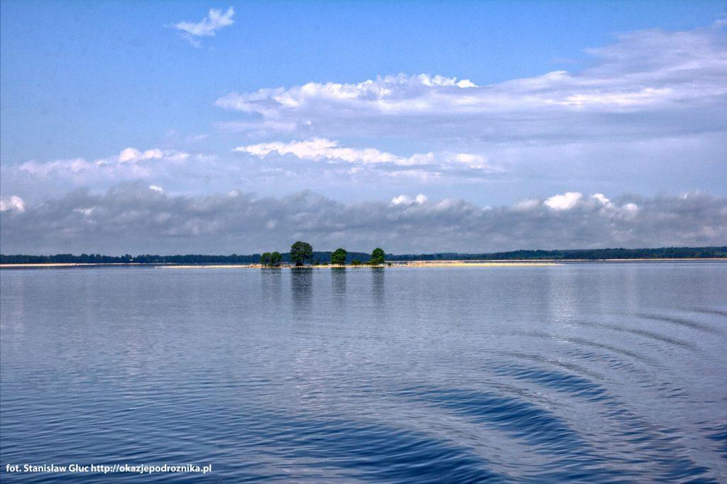 Maleńka wyspa na środku jeziora.