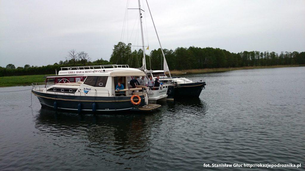 Po kilku godzinach pływania dotarliśmy do gastroboatu czyli pływającej restauracji gdzie po nabrani sił do