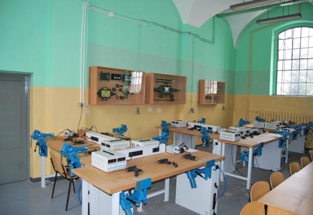 ELEKTROMECHANIK POJAZDÓW MARKI STAR 200/266 Kod kursu 8361096 SW Żołnierze zawodowi i pracownicy wojska zajmujący stanowiska służbowe elektromechanik pojazdów mechanicznych, którzy ukończyli kurs