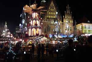 Poznań Ulice Poznania ozdabia 600 świątecznych światełek. Motywem przewodnim dekoracji są śnieżynki w kolorach bieli, błękitu i bursztynu.