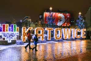 Wśród wolnostojących ozdób uwagę przechodniów w centrum miasta przyciągają: świecąca karoca zaprzężona w renifery, wielkie bombki, jak również napis Katowice, przy którym chętnie fotografują się