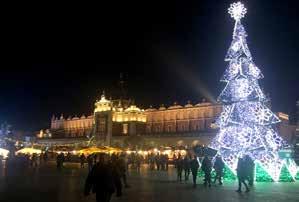 Specjalna świąteczna animacja jest wyświetlana na fasadzie Wieży Ratuszowej oraz na Rondzie Mogilskim.