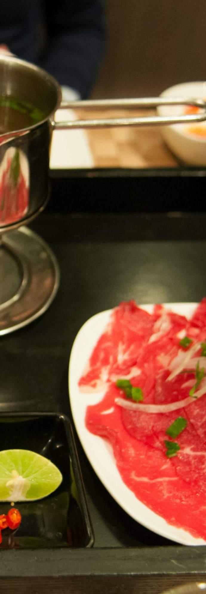 słodkiego ryżu, fasoli mung, cukru, soli, mleczka koko- sowego i oleju. Che Kho (pudding z fasoli mung) - to nieodzowny deser, charakterystyczny dla Hanoi serwowany podczas obchodów Nowego Roku.