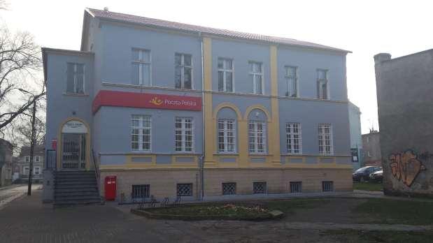 Na terenie posesji przed budynkiem znajduje się chodnik.