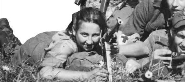 Po zamordowaniu jej matki przez Gestapo wstąpiła razem z siostrą Wiesławą do Armii Krajowej.