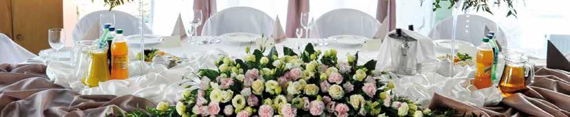 Dekoracja i florystyka Hotel Atut zapewni Państwu pełną aranżację wystroju weselnego, począwszy od kurtyny świetlnej, kompozycji kwiatowych po eleganckie wazony czy ozdoby balonami.