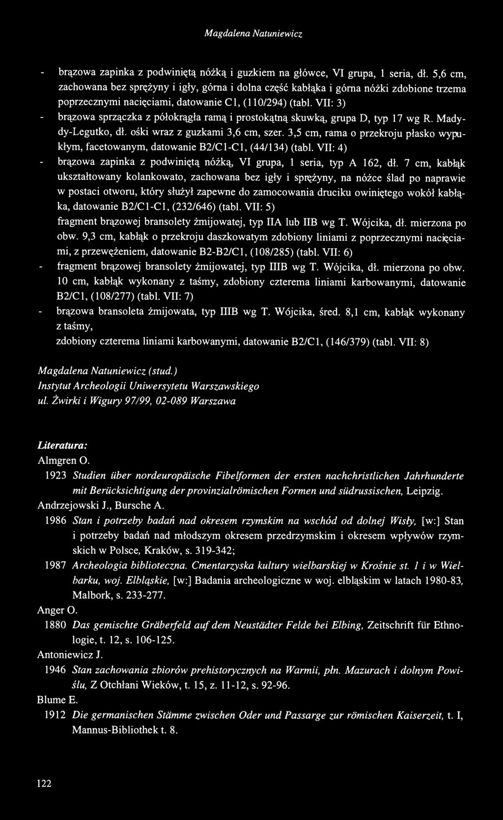 VII: 3) - brązowa sprzączka z półokrągła ramą i prostokątną skuwką, grupa D, typ 17 wg R. Madydy-Legutko, dł. ośki wraz z guzkami 3,6 cm, szer.