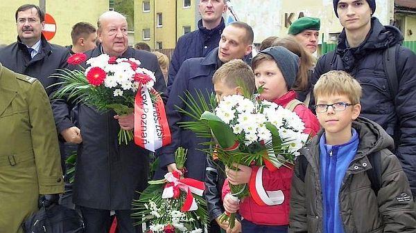 Poznań, 8 grudnia 2015 r. KRÓTKOFALARSTWO W DOBIE INTERNETU Coś, co wydawałoby się dzisiaj nie do pomyślenia, bo przecież jest Internet i to w szkole informatycznej, jest jak najbardziej możliwe.