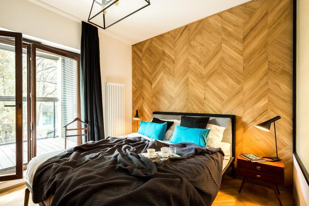 SYPIALNIA Charakterystyczny element sypialni drewniana ściana wykonana z klepek parkietowych jest przetworzeniem i kontynuacją
