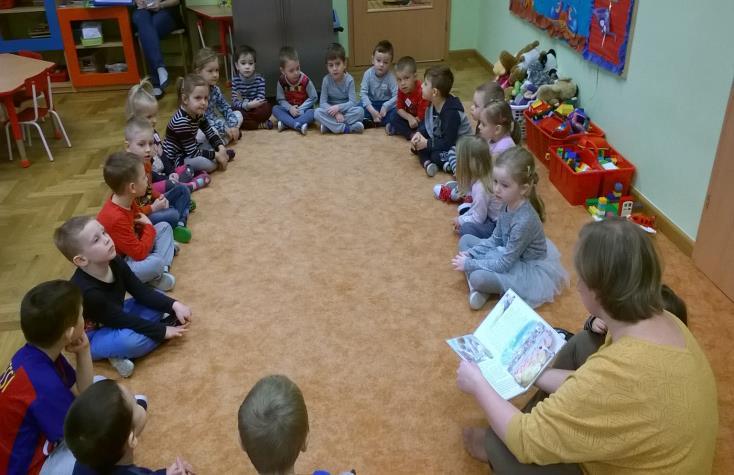 Wujek Weroniki wraz z pomocnikami ratownikami i pluszowym Niedźwiedziem Elemisiem pokazali jak należy się zachowywać w sytuacjach trudnych, gdy trzeba komuś pomóc.