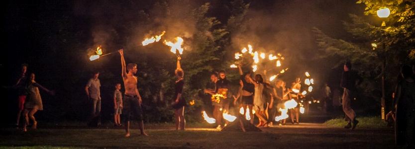 Grupa tworząca spektakle teatru ulicznego, widowiska fireshow, happeningi, a także spektakle sceniczne.