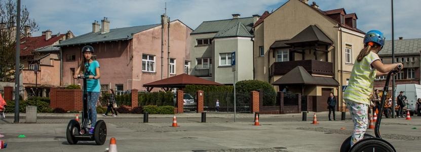 - samochodziki - dmuchańce - tunel