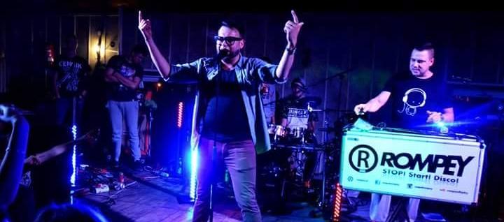 godz. 18.00, gorlicki Rynek Rompey Rompey zespół z Jasła, kreujący muzykę disco polo.