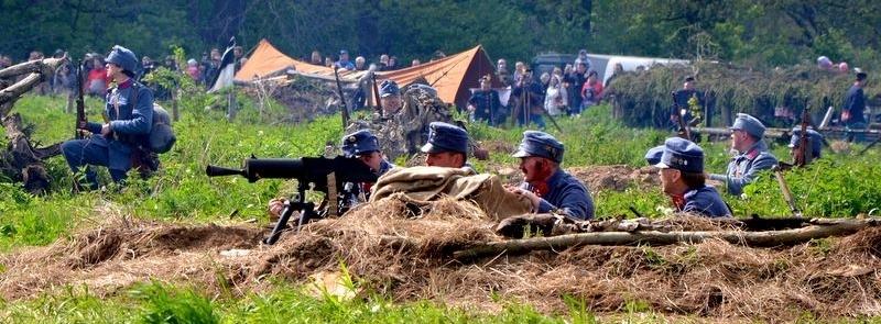 żołnierzom, składając wieńce i wiązanki kwiatów pod centralnym krzyżem-pomnikiem. godz. 13.