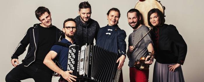 godz. 18.30 22.30, gorlicki Rynek Festiwal 4 Strony Karpat Podczas drugiego dnia Festiwalu zagrają: Krzikopa, Vołosi i gwiazda wieczoru: Dagadana. godz. 18.30, gorlicki Rynek KRZIKOPA Termin tradycyjna muzyka górnego Śląska rodzi zwykle mało skojarzeń.