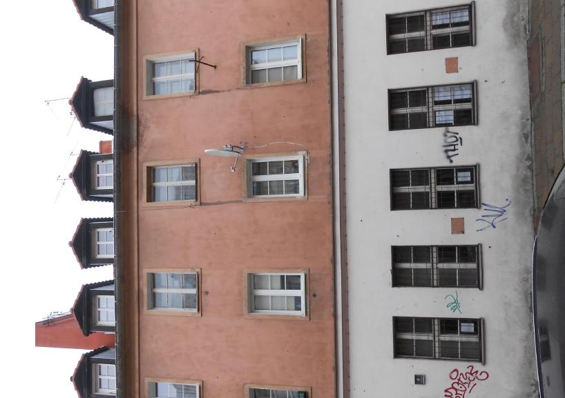 POZNAŃ, ULWRONIECKA 6/6 14 Zakres stolarki do wymiany: 141 Okno w pokoju 106x152 cm - 3 szt (pokój - 2 szt, kuchnia - 1 szt) Projektuje się wymianę okien, oznaczonych na elewacji jak niżej: 15